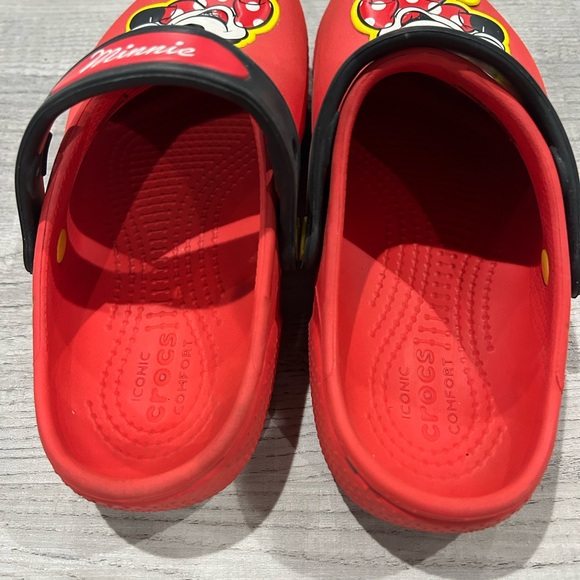 DISNEY MINNIE MOUSE CROCS YOUTH 1 adorable and in excellent condition - Picture 4 of 6